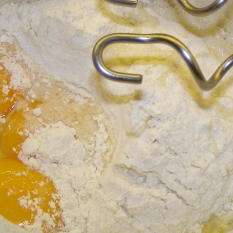 Krok 1 - Ciasto drożdżowe na suchych drożdżach z jabłkami z nutą pomarańczy foto