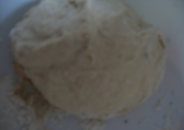 Fotografia przedstawiająca ciasto drożdżowe na zawijańce, mini pizze itp.