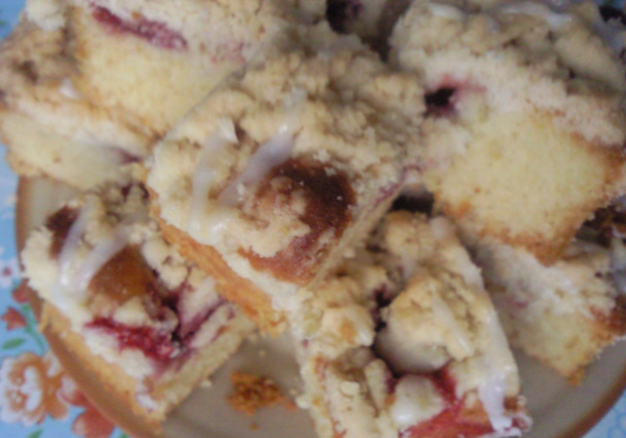 Ciasto drożdżowe truskawkowo - śliwkowe z kruszonką foto