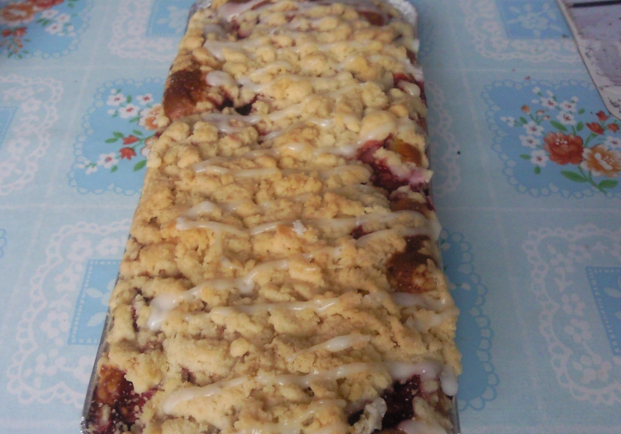 Ciasto drożdżowe truskawkowo - śliwkowe z kruszonką foto