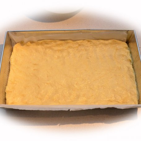 Krok 4 - Ciasto drożdżowe z borówkami, bezą i kruszonką foto