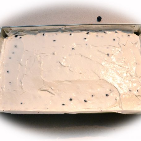Krok 6 - Ciasto drożdżowe z borówkami, bezą i kruszonką foto
