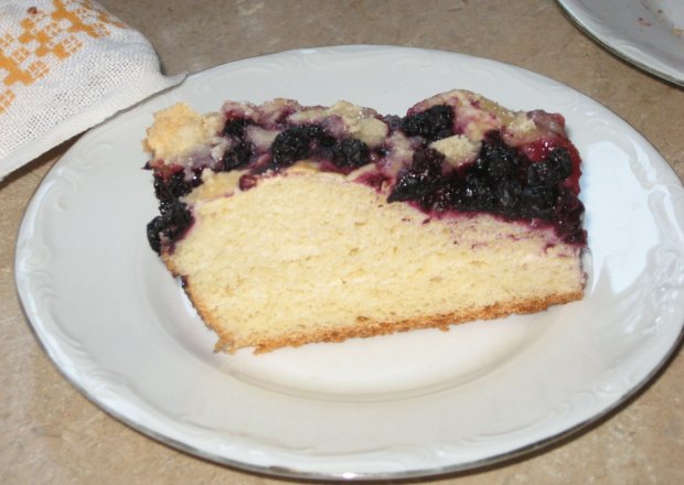 Fotografia przedstawiająca ciasto drożdżowe z borówkami