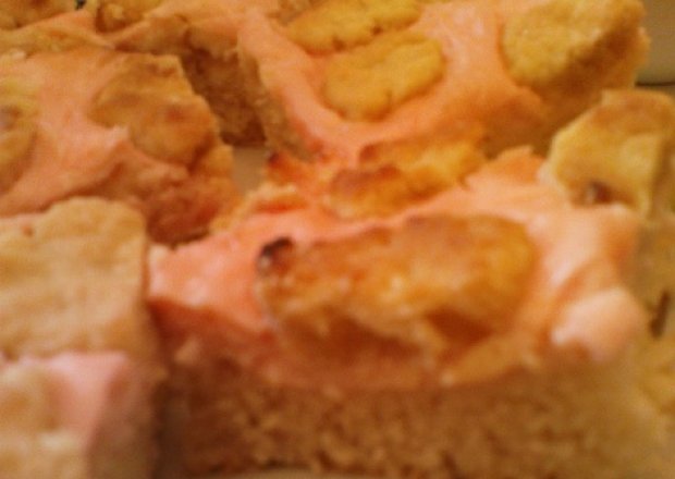 Fotografia przedstawiająca Ciasto drożdżowe z budyniem wiśniowym