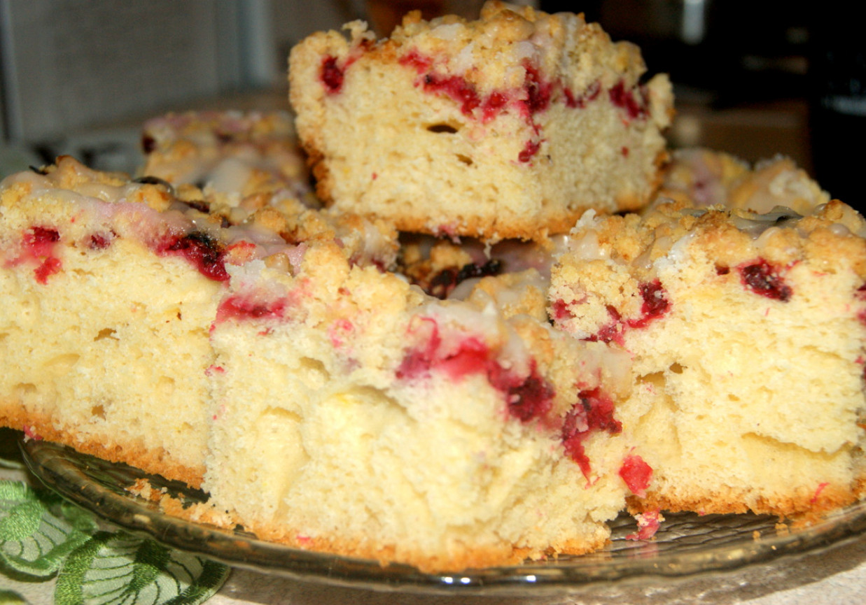 Ciasto drożdżowe z czerwoną porzeczką i kruszonką foto