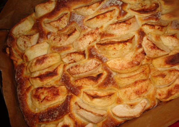 Fotografia przedstawiająca Ciasto drożdżowe z jabłkami