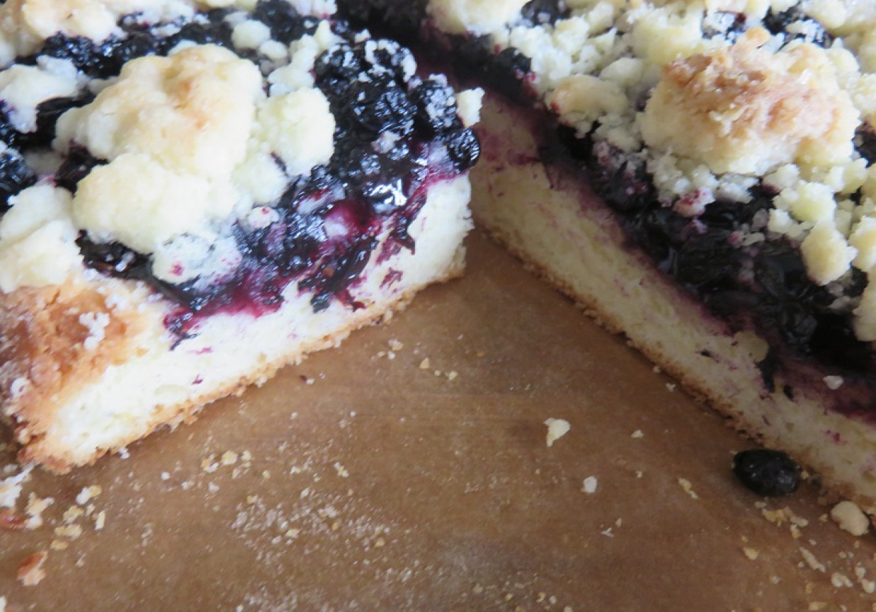 Ciasto drożdżowe z jagodami i kruszonką foto