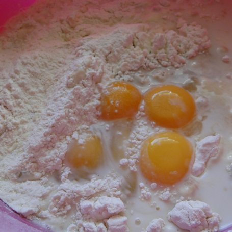 Krok 2 - Ciasto drożdżowe z kleksami czekoladowo - orzechowymi foto