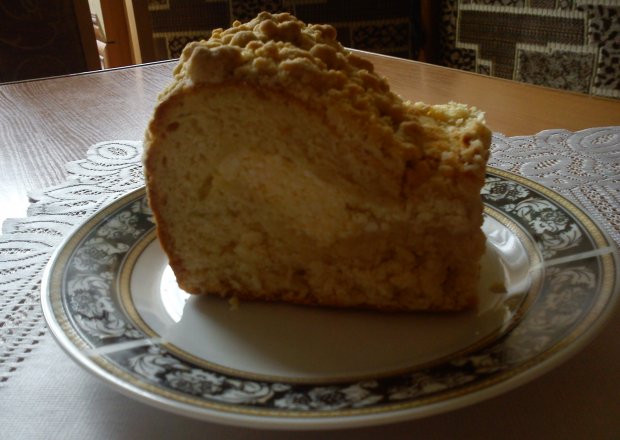 Fotografia przedstawiająca Ciasto Drożdżowe z kruszonką i serem