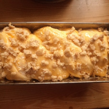 Krok 6 - Ciasto drożdżowe z masą serową i z orzechową kruszonką foto
