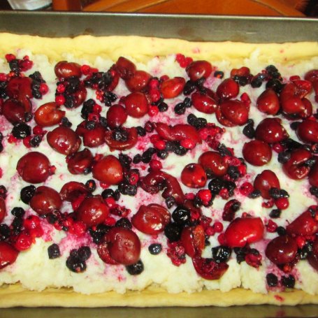 Krok 4 - Ciasto drożdżowe z owocami na mannie foto