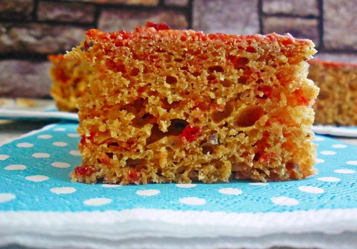 Ciasto drożdżowe z Quinoa, burakiem i żurawiną foto