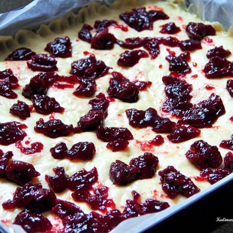 Krok 6 - Ciasto drożdżowe z rabarbarem, dżemem wiśniowym i waniliową kruszonką foto