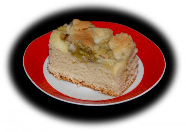Fotografia przedstawiająca Ciasto drożdżowe z rabarbarem i kruszonką