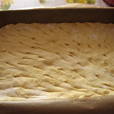 Krok 2 - Ciasto drożdżowe z rabarbarem i kruszonką foto