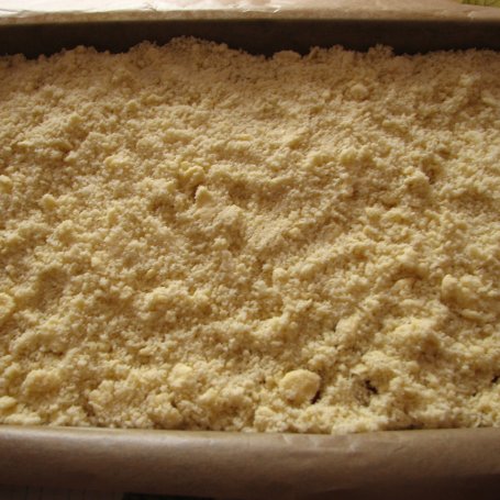 Krok 4 - Ciasto drożdżowe z rabarbarem i kruszonką foto