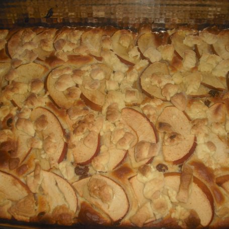 Krok 10 - Ciasto drożdżowe z rodzynkami, jabłkami i kruszonką foto