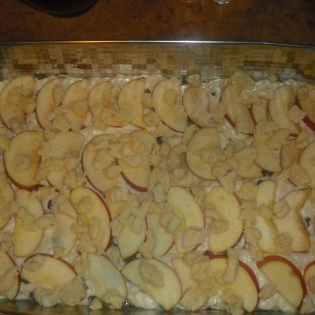 Krok 9 - Ciasto drożdżowe z rodzynkami, jabłkami i kruszonką foto