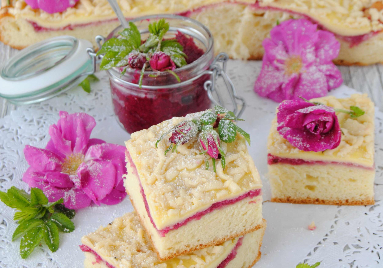 Ciasto drożdżowe z różą foto