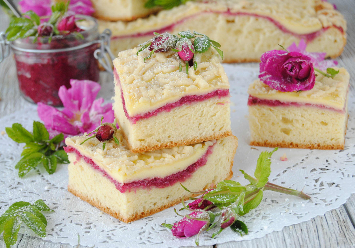 Ciasto drożdżowe z różą foto