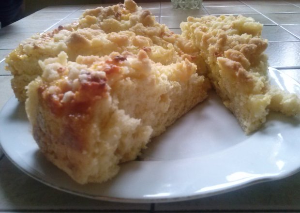 Fotografia przedstawiająca Ciasto drożdżowe z serem i posypką