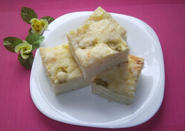Fotografia przedstawiająca Ciasto drożdżowe z serem i rabarbarem