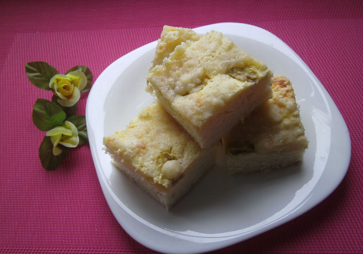 Ciasto drożdżowe z serem i rabarbarem foto