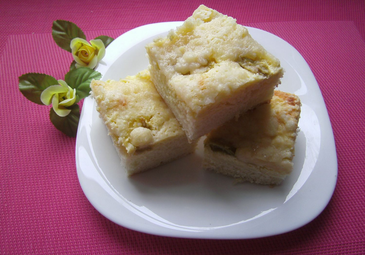 Ciasto drożdżowe z serem i rabarbarem foto