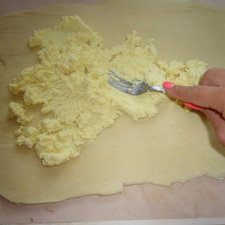 Krok 4 - Ciasto drożdżowe z serem i śliwkami foto
