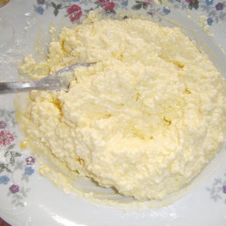 Krok 1 - Ciasto drożdżowe z serem, porzeczkami i kokosową kruszonką foto