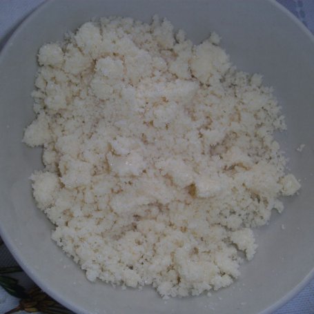 Krok 2 - Ciasto drożdżowe z serem, porzeczkami i kokosową kruszonką foto