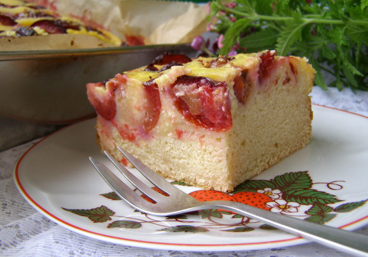 ciasto drożdżowe z suszonych drożdży ze śliwkami i twarogiem... DoradcaSmaku.pl