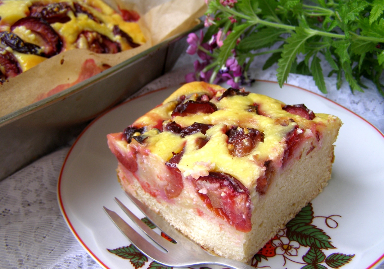 ciasto drożdżowe z suszonych drożdży ze śliwkami i twarogiem... DoradcaSmaku.pl