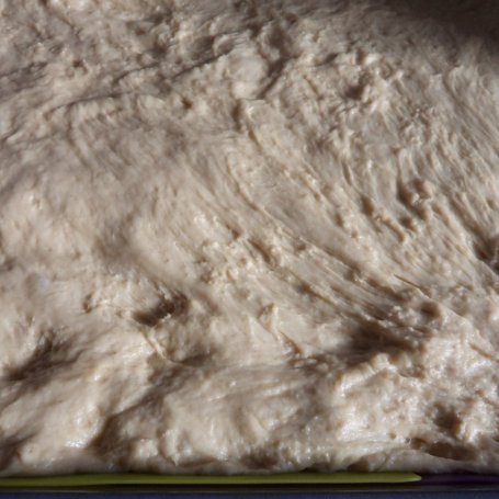 Krok 2 - Ciasto drożdżowe z truskawkami i kriszonką foto
