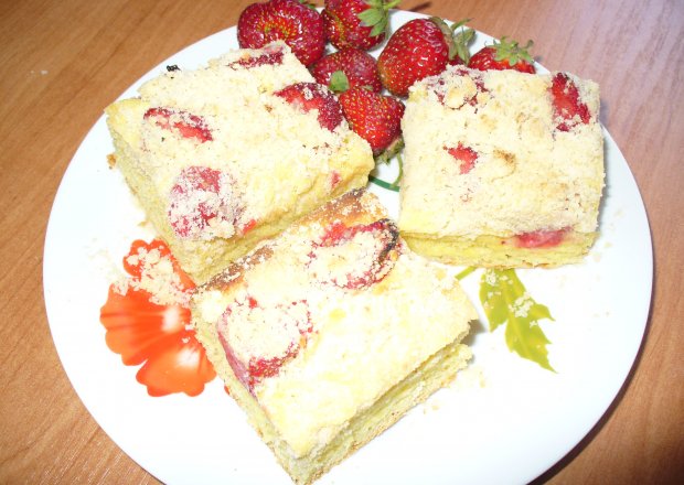 Fotografia przedstawiająca Ciasto drożdżowe z truskawkami i kruszonką