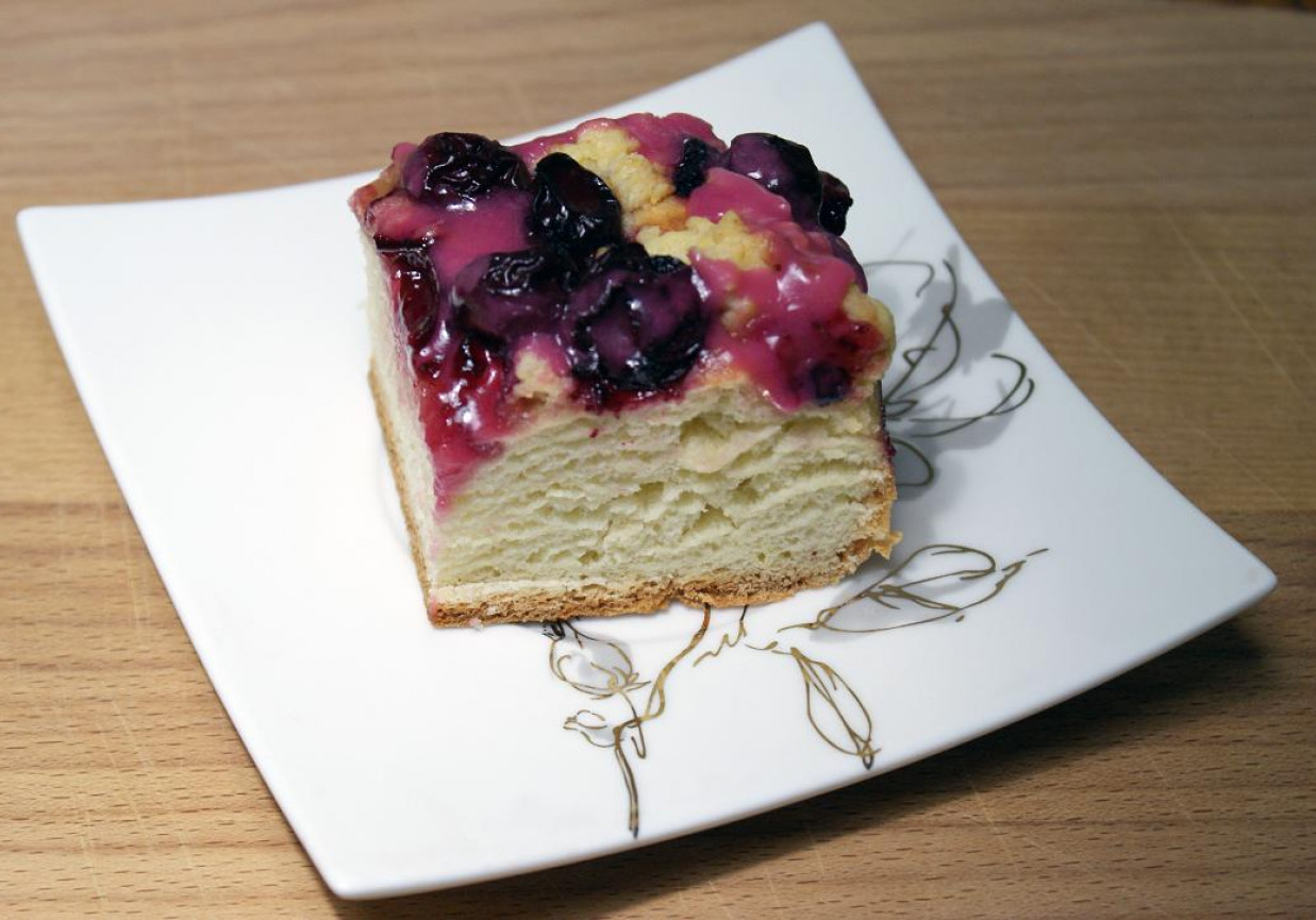 Ciasto drożdżowe z wiśniami, kruszonką i wiśniowym lukrem foto