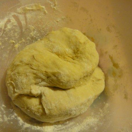 Krok 2 - Ciasto drożdżowo-czekoladowe z orzechami foto