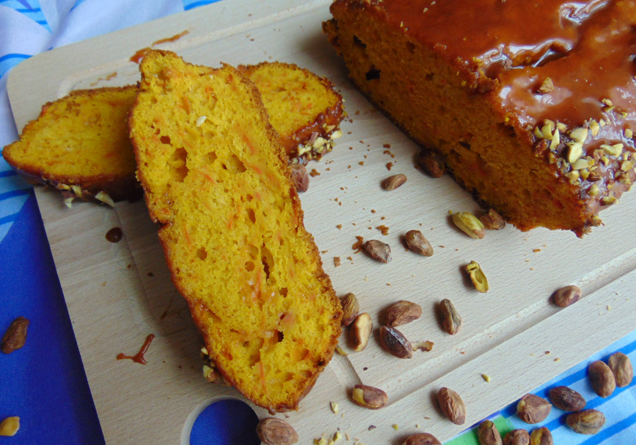 Ciasto dyniowo - marchewkowe w polewie karmelowej. foto