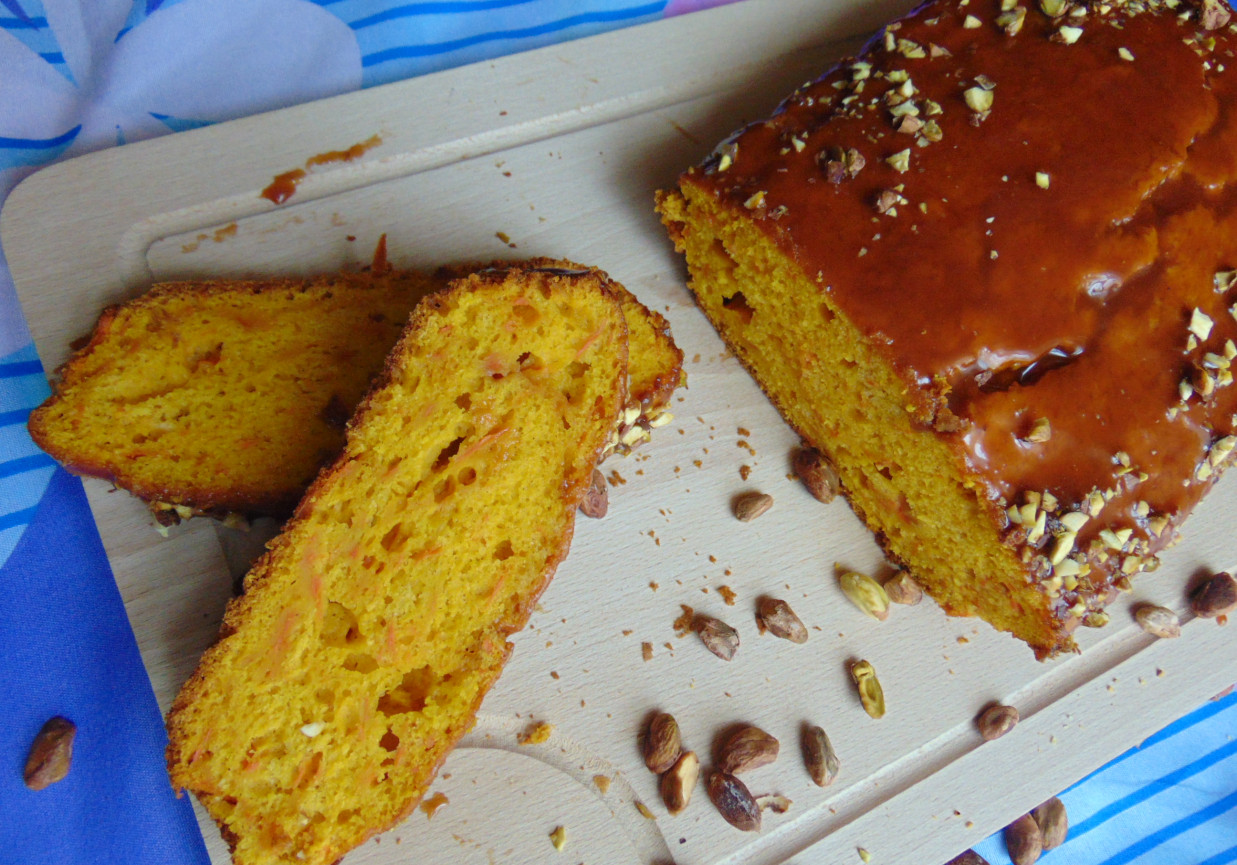 Ciasto dyniowo - marchewkowe w polewie karmelowej. foto