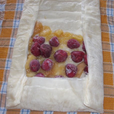 Krok 2 - ciasto filo z truskawkami i jabłkiem prażonym... foto