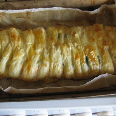 Krok 6 - ciasto francuskie faszerowane łososiem i szpinakiem foto