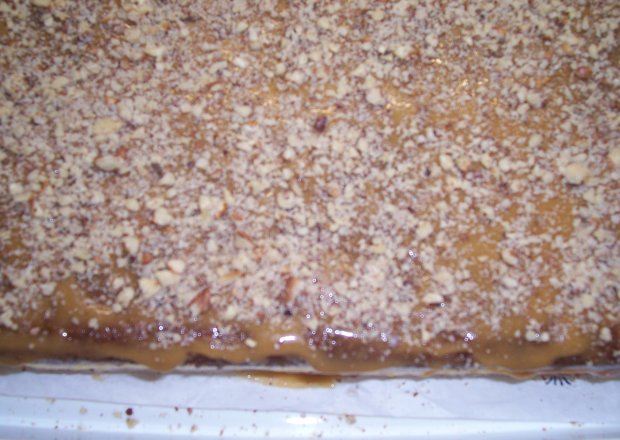 Fotografia przedstawiająca ciasto francuskie i orzechową glazurą