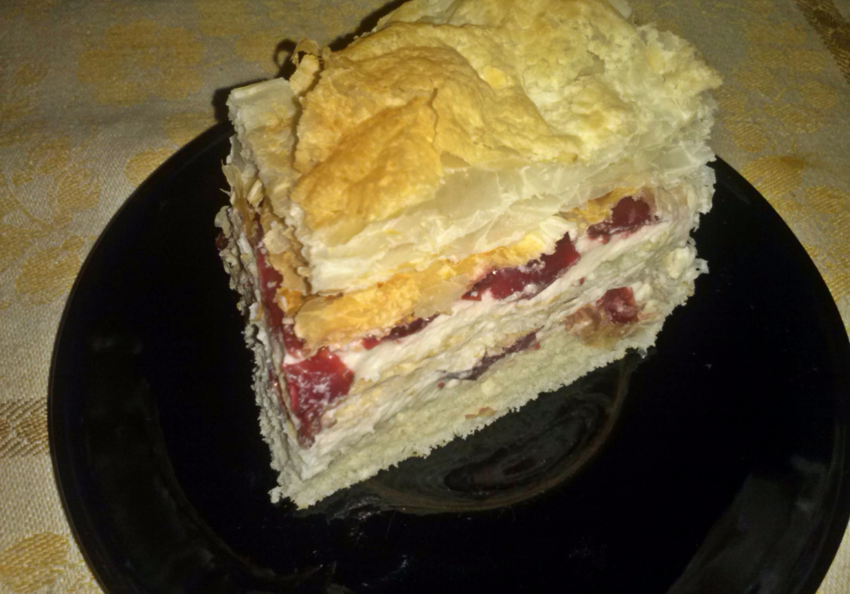 Ciasto francuskie przekładane kremem z wiśniami, na biszkopcie foto