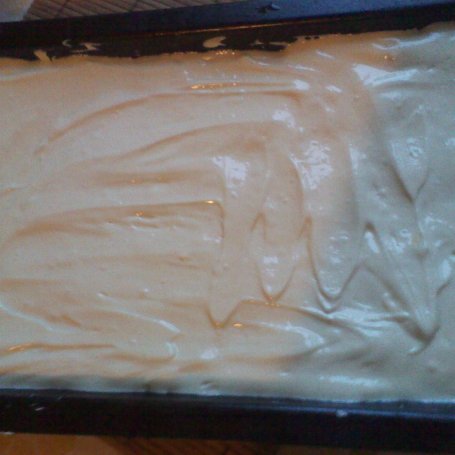 Krok 2 - Ciasto francuskie przekładane kremem z wiśniami, na biszkopcie foto