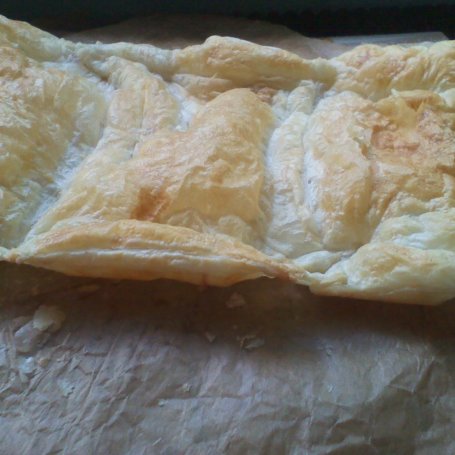 Krok 3 - Ciasto francuskie przekładane kremem z wiśniami, na biszkopcie foto