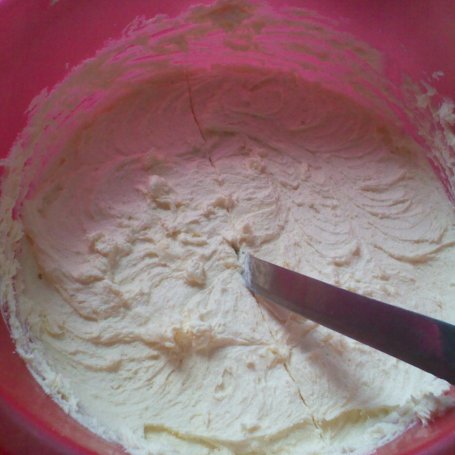 Krok 4 - Ciasto francuskie przekładane kremem z wiśniami, na biszkopcie foto