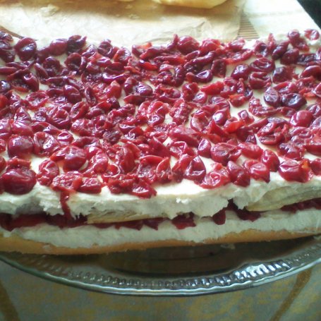 Krok 5 - Ciasto francuskie przekładane kremem z wiśniami, na biszkopcie foto