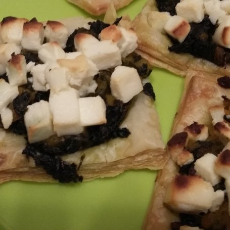 Krok 4 - Ciasto francuskie z dynią, szpinakiem i serem feta foto
