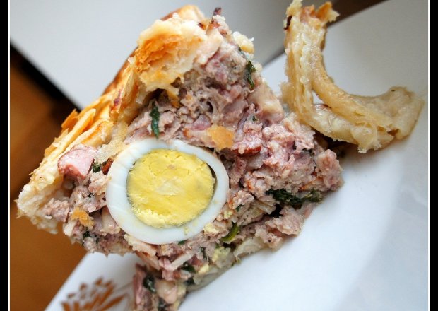 Fotografia przedstawiająca Ciasto francuskie z farszem mięsnym i jajami - zainspirowana przepisem Pani Ani Starmach