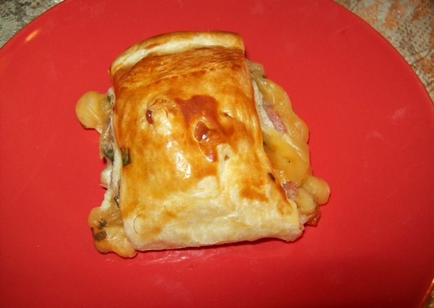 Fotografia przedstawiająca Ciasto francuskie z farszem z szynki i sera zółtego